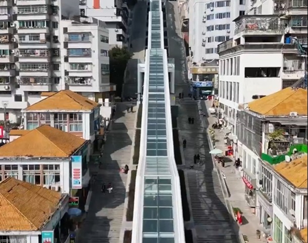 Cea mai lungă scară rulantă în aer liber din lume. Urcarea durează peste 20 de minute