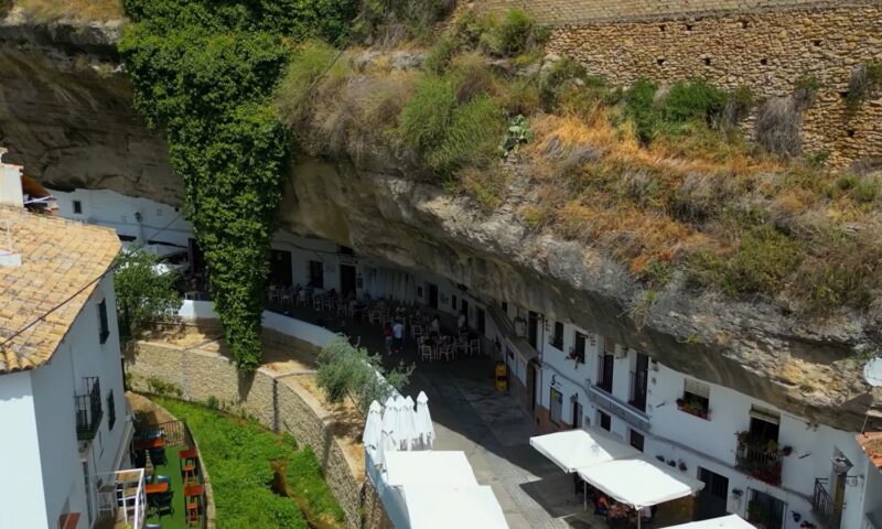 Setenil de las Bodegas, orașul spectaculos construit sub stâncă. Gastronomia, un alt motiv care atrage turiștii
