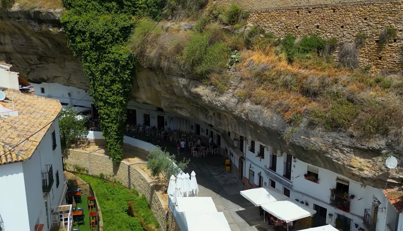 Setenil de las Bodegas, orașul spectaculos construit sub stâncă. Gastronomia, un alt motiv care atrage turiștii