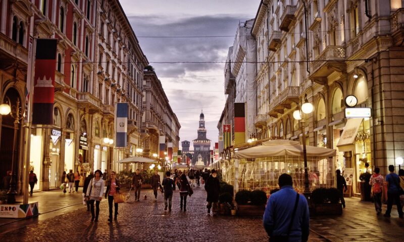 Magazinele de lux din Milano și-au baricadat vitrinele după proteste violente