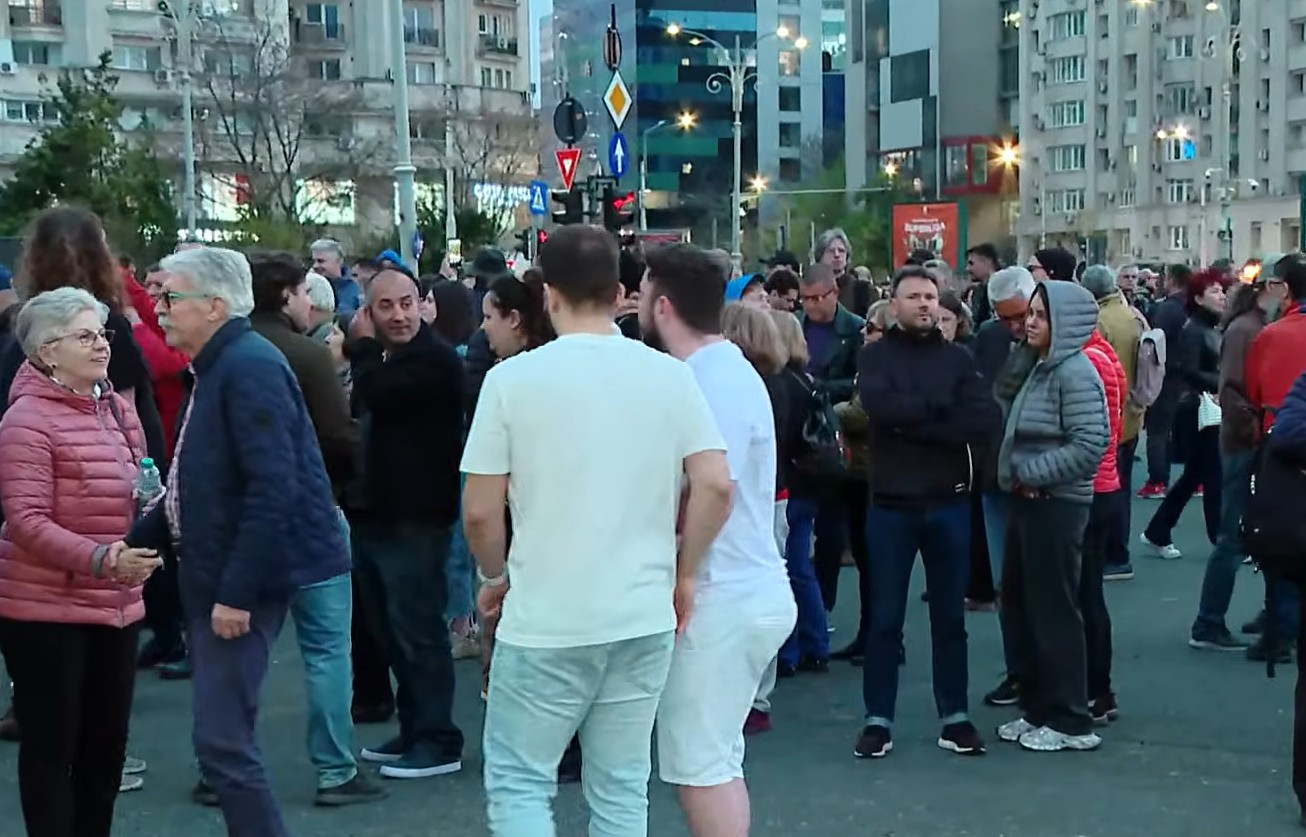 Sute de persoane s-au adunat în Piața Victoriei pentru a-l susține pe Ilie Bolojan