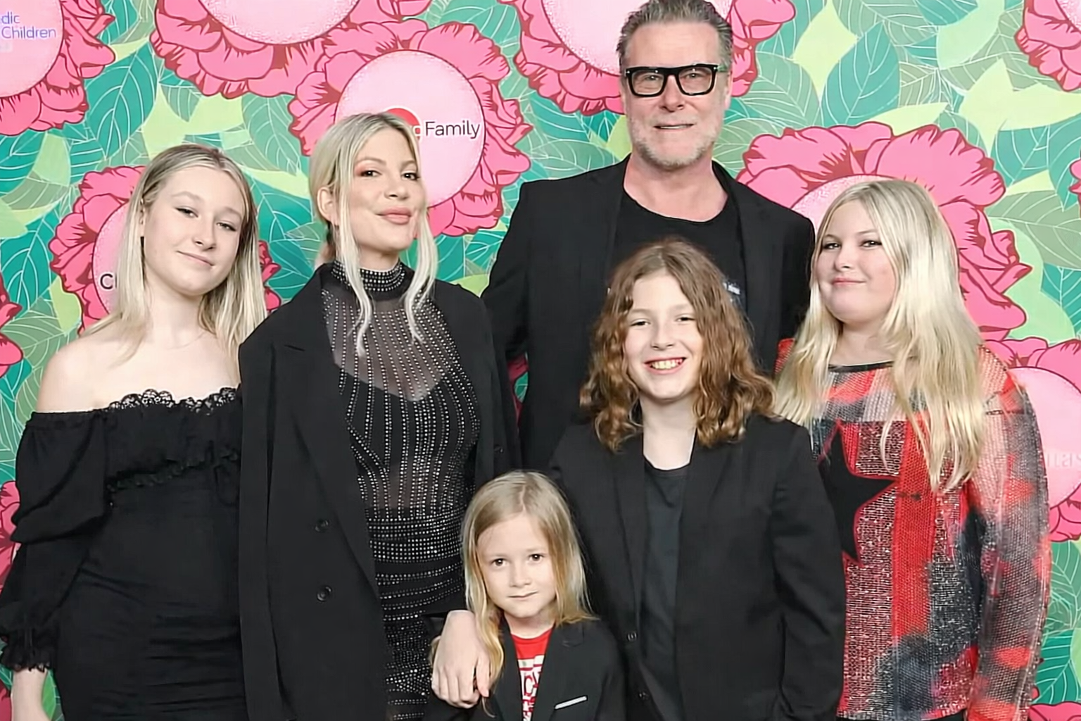 Tori Spelling, implicată într-un accident rutier în California. Actrița și patru copii, transportați la spital