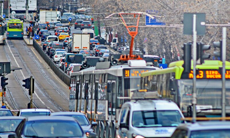 Autobuzele și tramvaiele îți pot aduce amenzi mari. Reguli mai puțin cunoscute