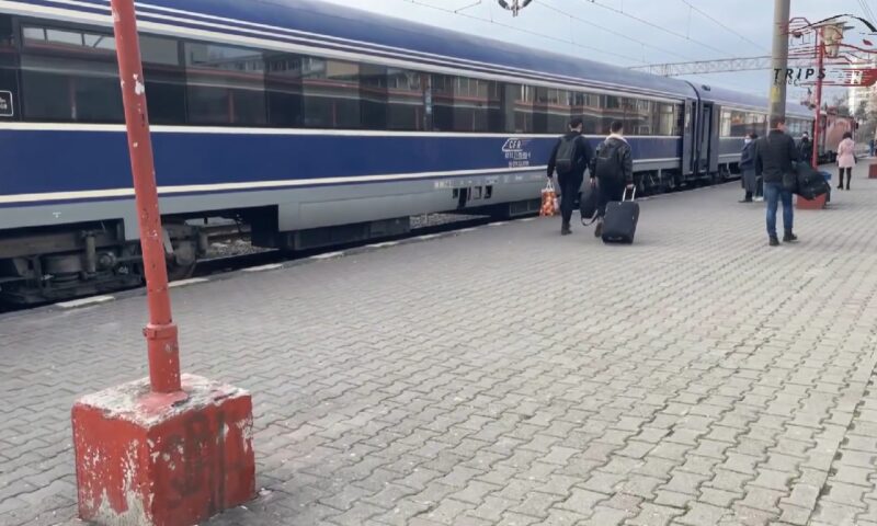 Accident în stația CFR Mangalia. O tânără de 19 ani nu ar fi auzit semnalele trenului