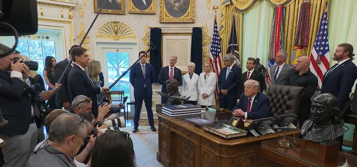 Trump spune că iranienii au fost „simpatici” închizând Ormuz, dar SUA nu pot fi șantajate, iar discuțiile „merg bine