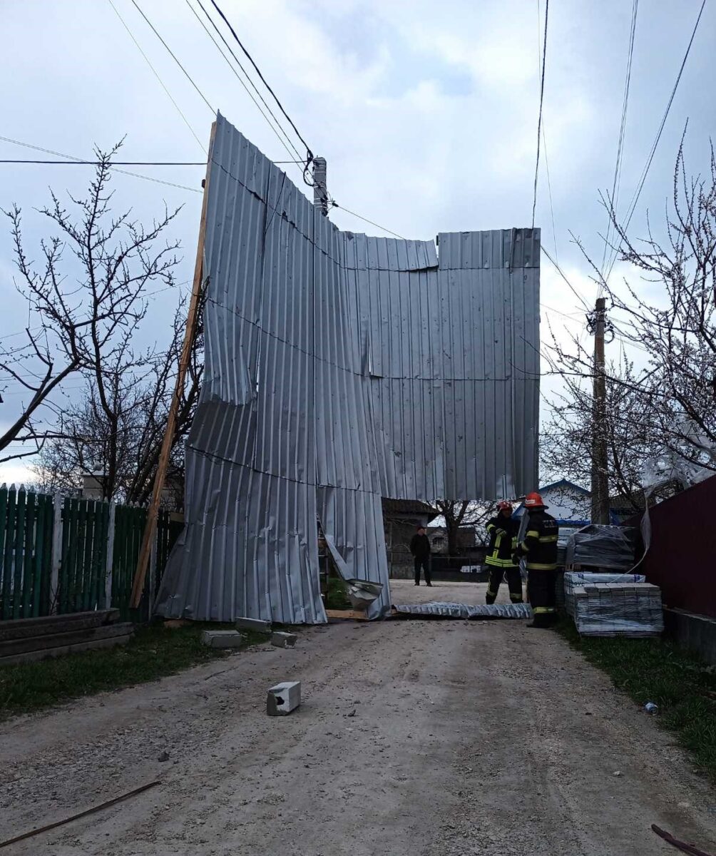 Rafale puternice de vânt au provocat haos și pagube în mai multe localități din Republica Moldova
