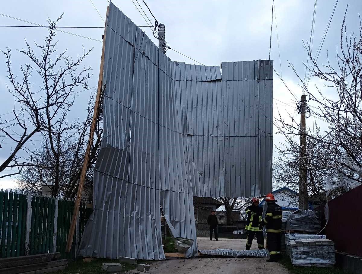 Rafale puternice de vânt au provocat haos și pagube în mai multe localități din Republica Moldova