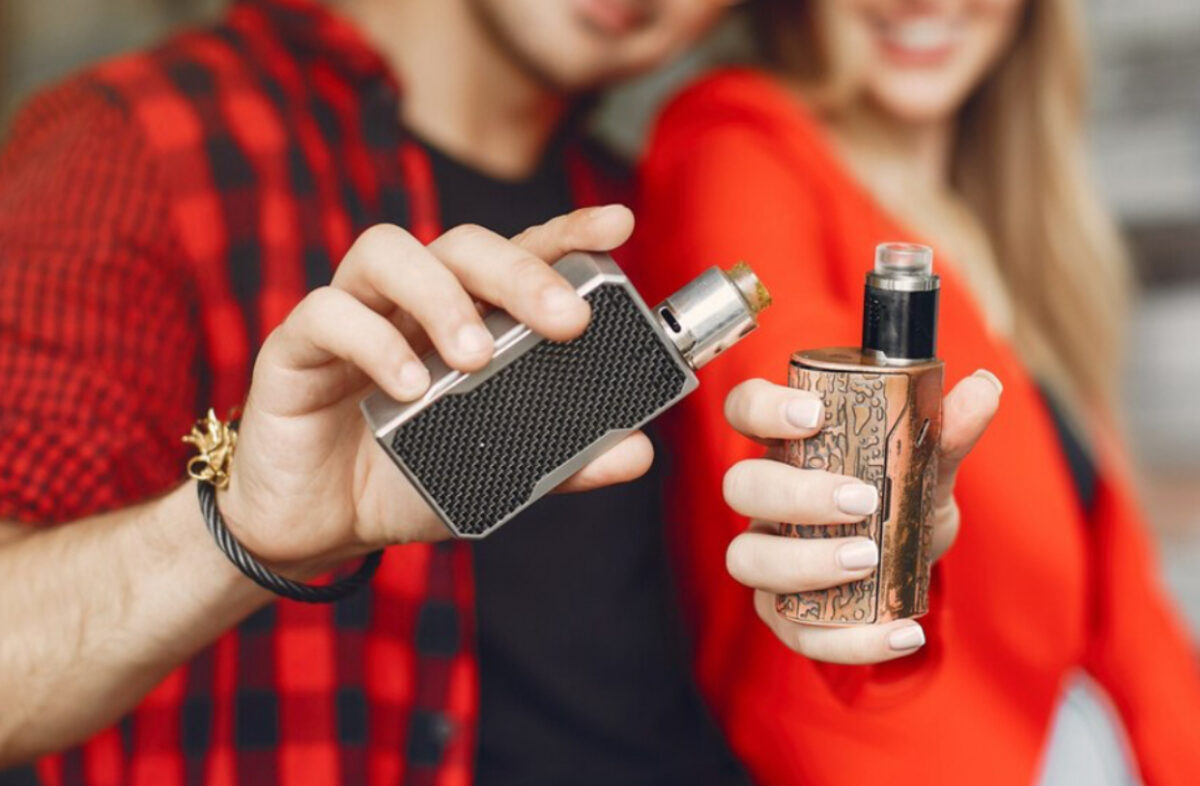 Țigările electronice și vape-urile ar putea fi interzise în spațiile publice închise. Proiect de lege în Parlament