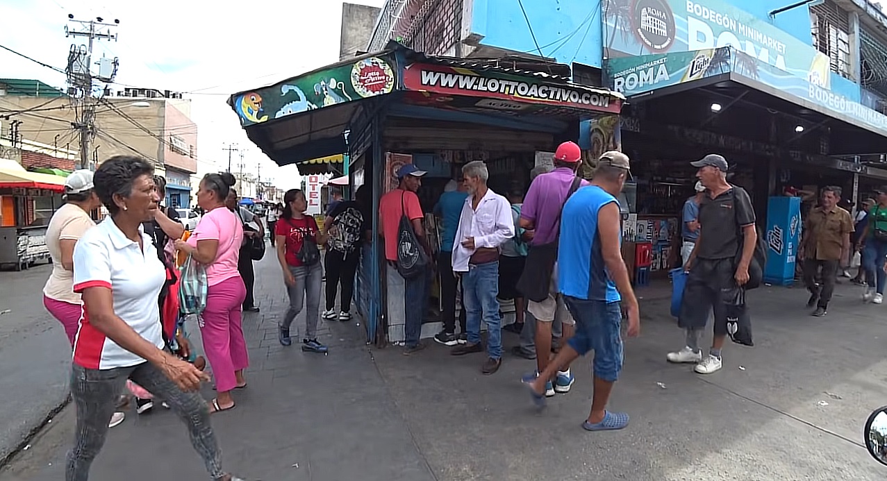 Venezuela are magazine pline, dar clienți fără bani. Trei luni de salariu minim nu fac nici un dolar