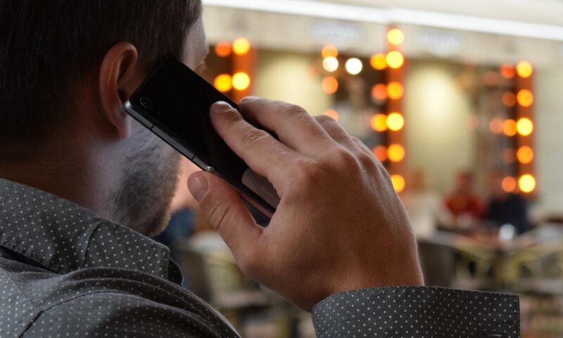 Factura care poate exploda după concediu. Greșeala făcută de mulți români când ies din țară