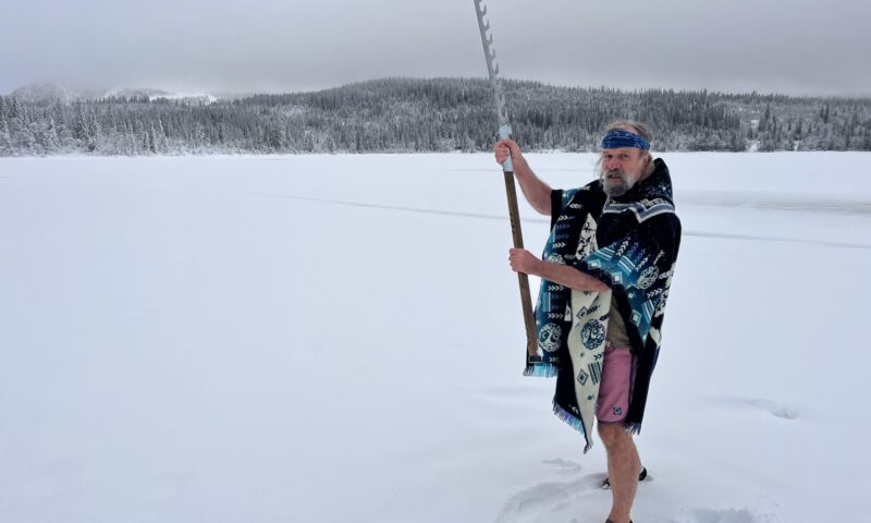 Povestea lui Wim Hof, omul care a urcat pe Everest în pantaloni scurți