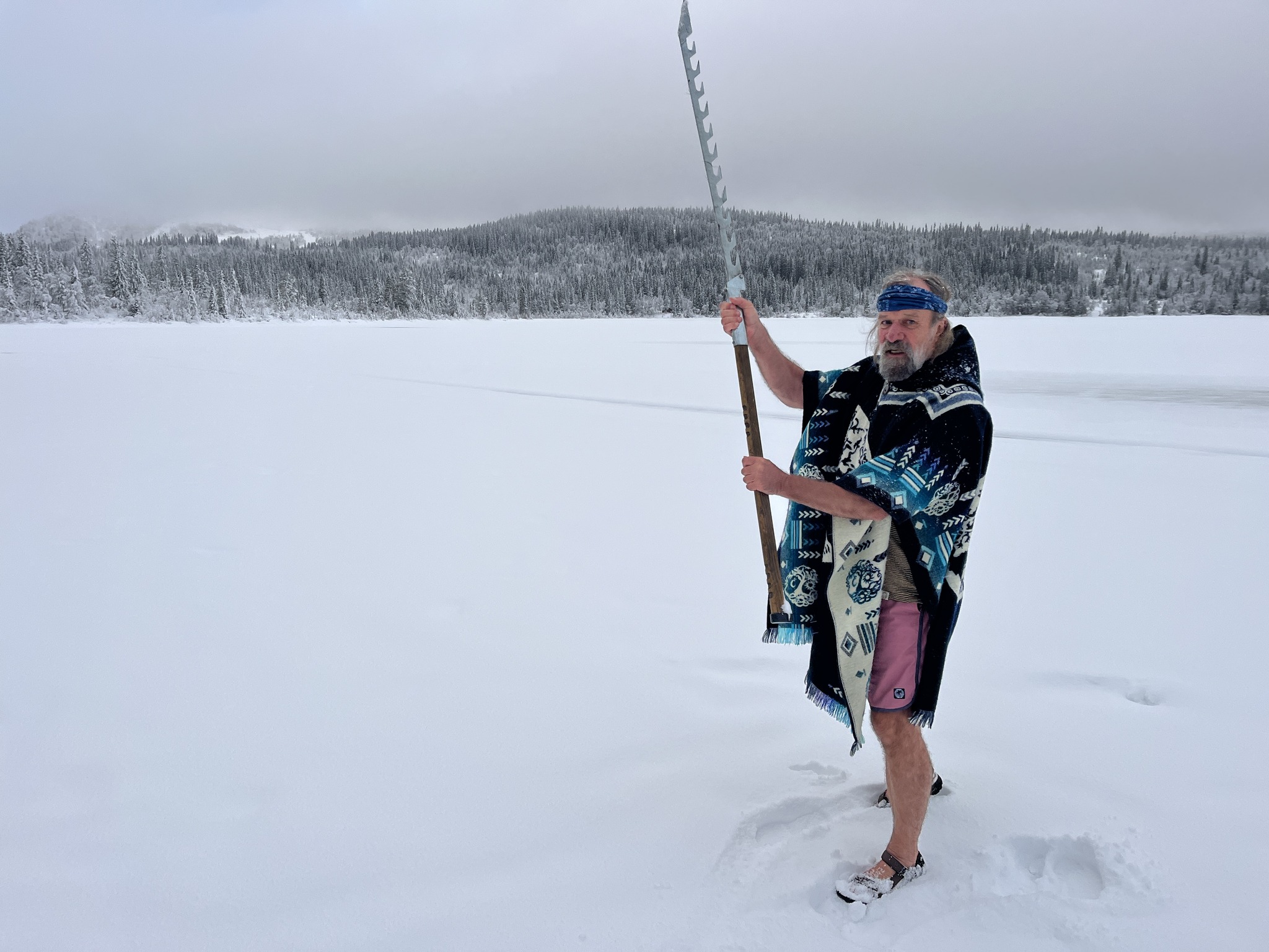 Povestea lui Wim Hof, omul care a urcat pe Everest în pantaloni scurți