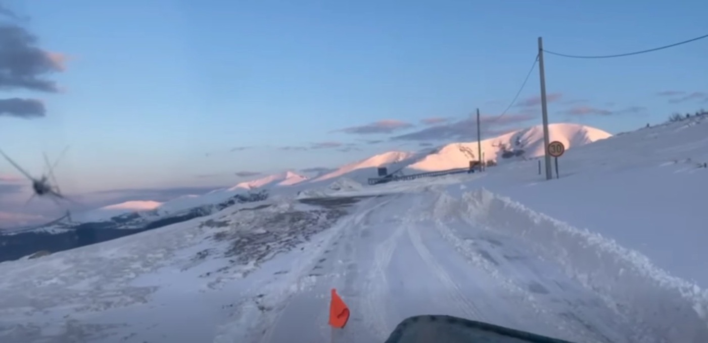 Centrul țării, cuprins de ninsori abundente. Drumarii le recomandă șoferilor să își echipeze mașinile pentru minivacanța de Paște