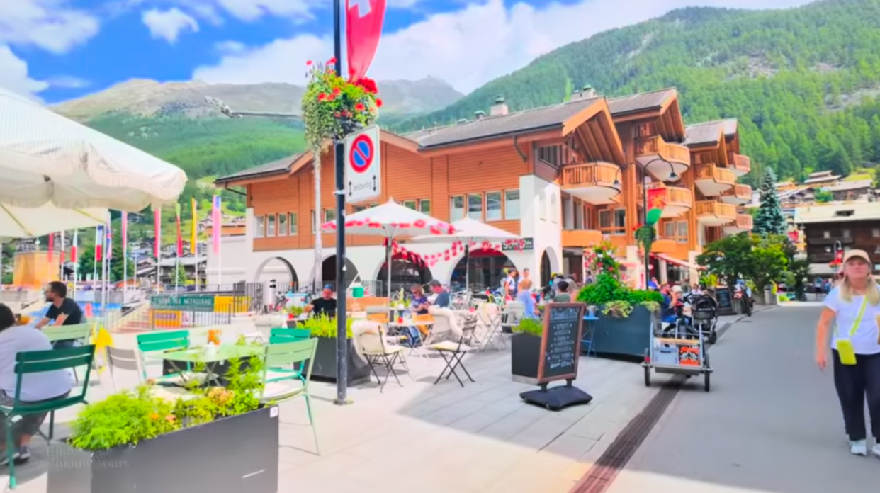 Cum arată viața în stațiunea în care mașinile sunt interzise. A devenit un magnet pentru turiști