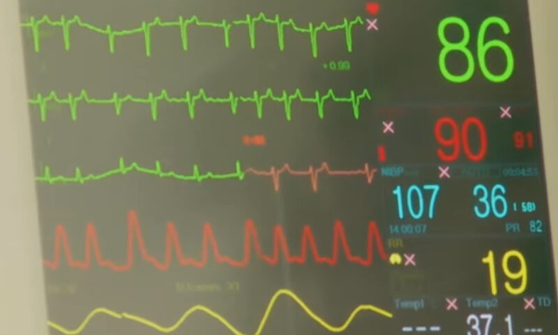 Vrea să trăiască, dar medicii vor să-i oprească tratamentul. Cazul a ajuns în justiție