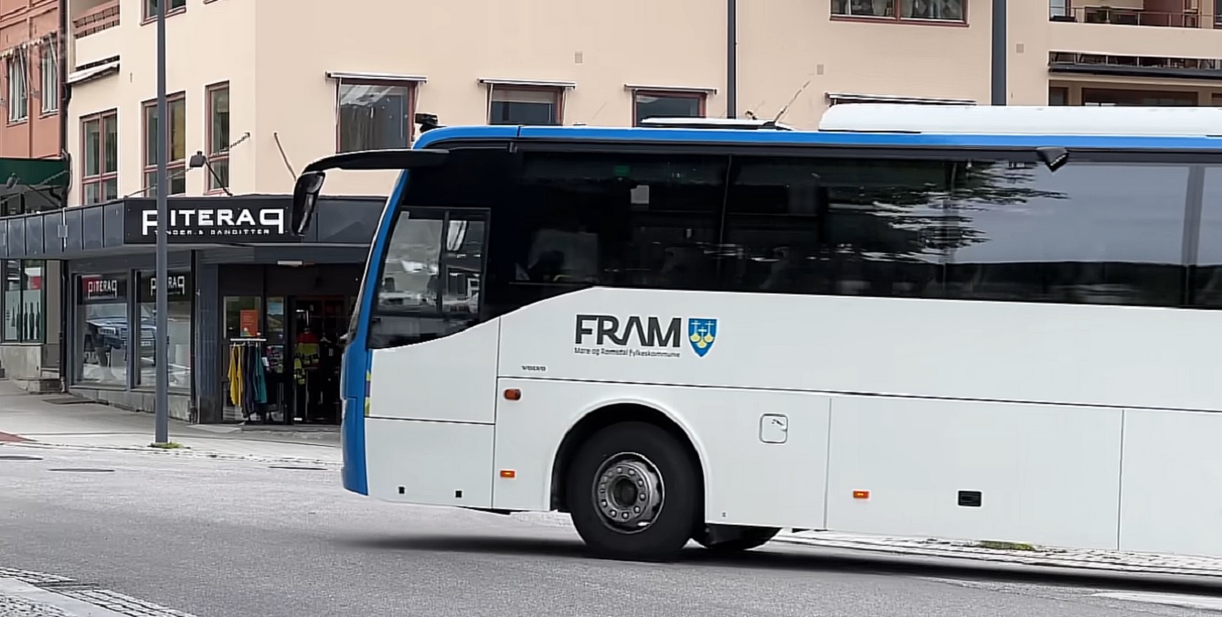 Adolescent de 14 ani din Norvegia, reținut în Suedia după ce a furat un autobuz. A traversat frontiera fără a fi oprit