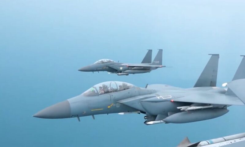 Două avioane de vânătoare F-15K s-au ciocnit din cauza unui pilot care-și făcea selfie în timpul zborului