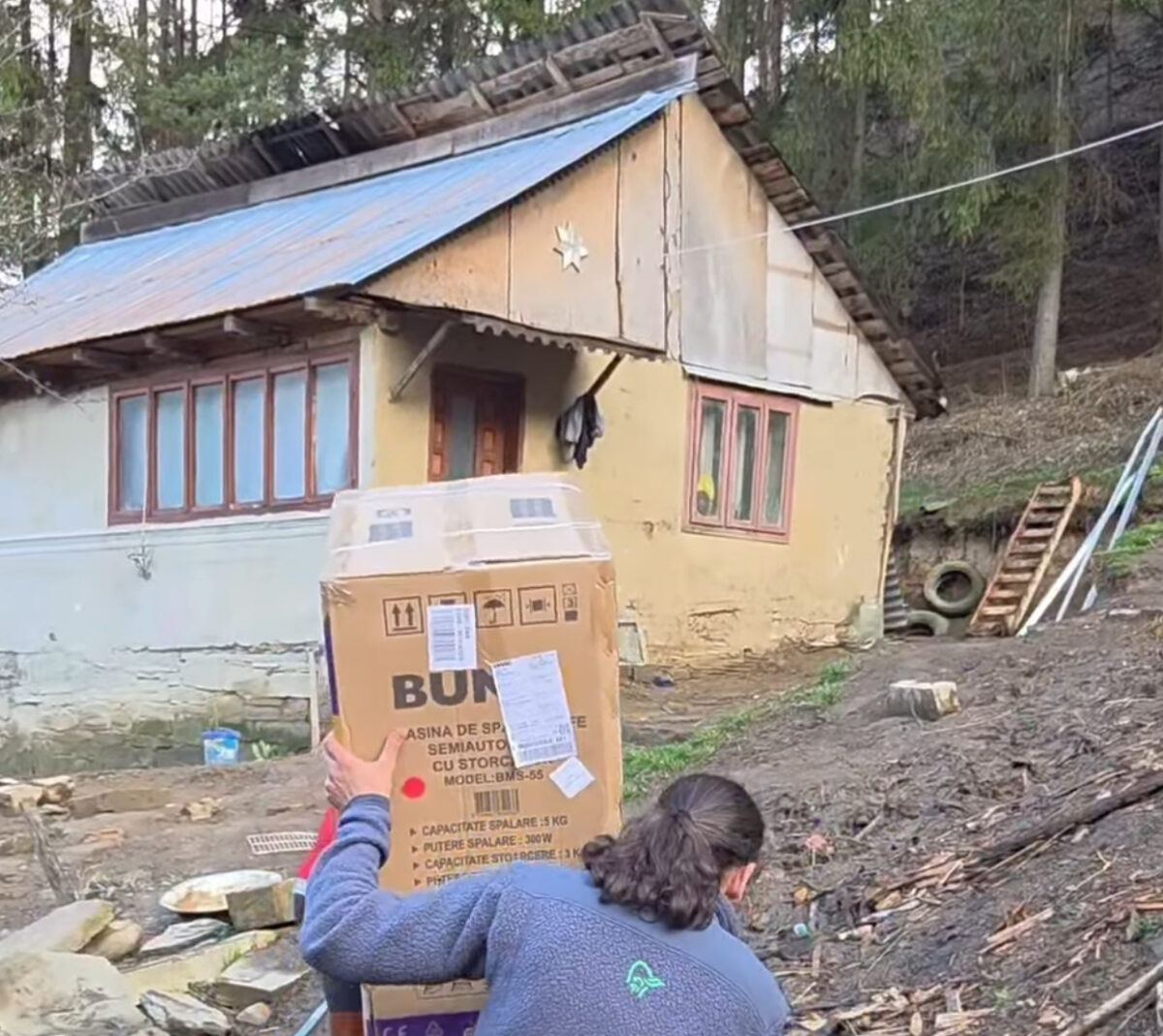 Un bătrân care trăiește izolat în Munții Buzăului, ajutat în prag de Paști. Alte sute de pachete au ajuns la mai multe nevoiașe