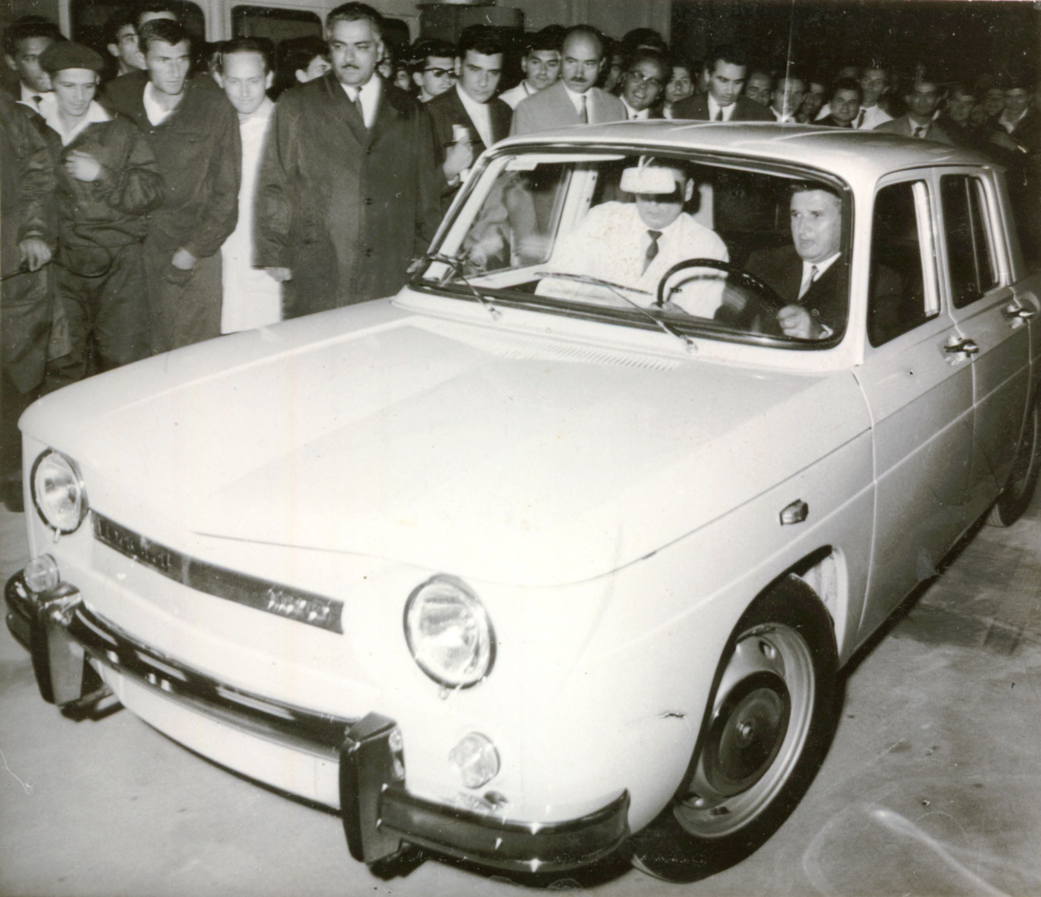Nicolae Ceaușescu cu Dacia 1100
