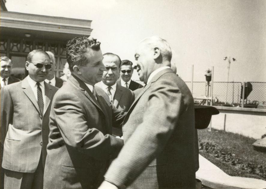 Nicolae Ceauşescu şi I.Gh. Maurer, pe aeroport; sursa Rador: Fototeca online a comunismului românesc, cota 390/1967