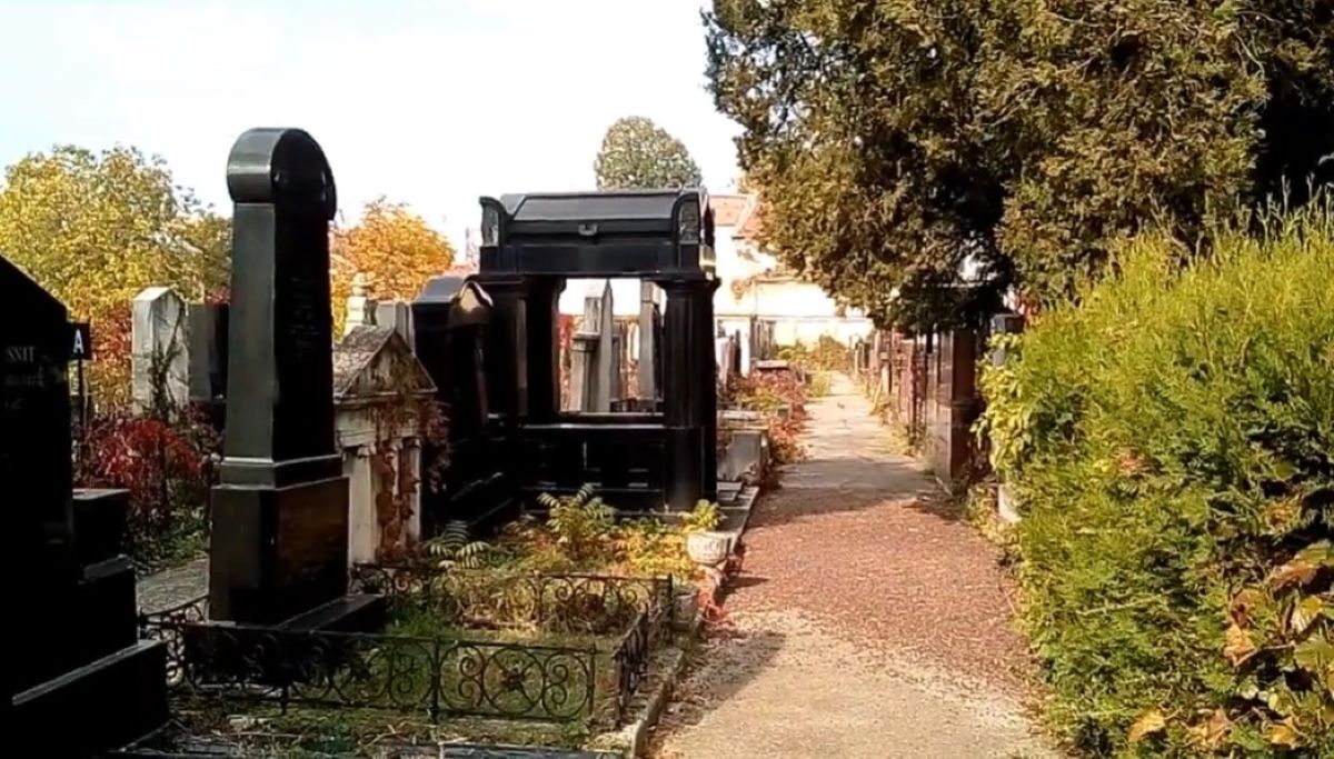 Incident la Reghin. 14 morminte din Cimitirul Evreiesc, găsite cu monumentele răsturnate