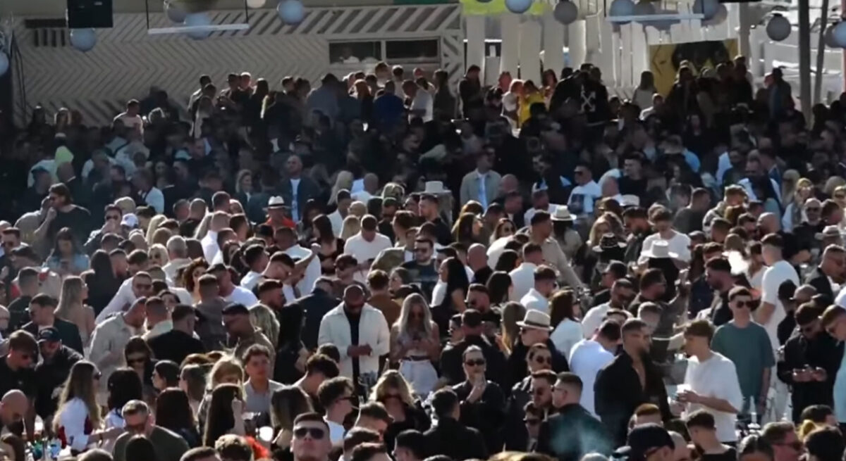 Litoralul, luat cu asalt de 1 Mai. Cât plătesc turiștii pentru un sejur la malul Mării Negre