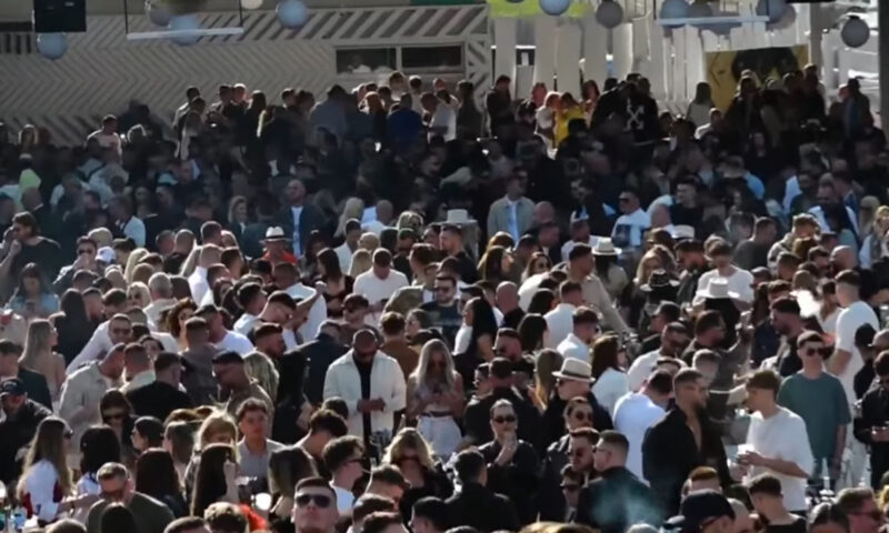 Litoralul, luat cu asalt de 1 Mai. Cât plătesc turiștii pentru un sejur la malul Mării Negre