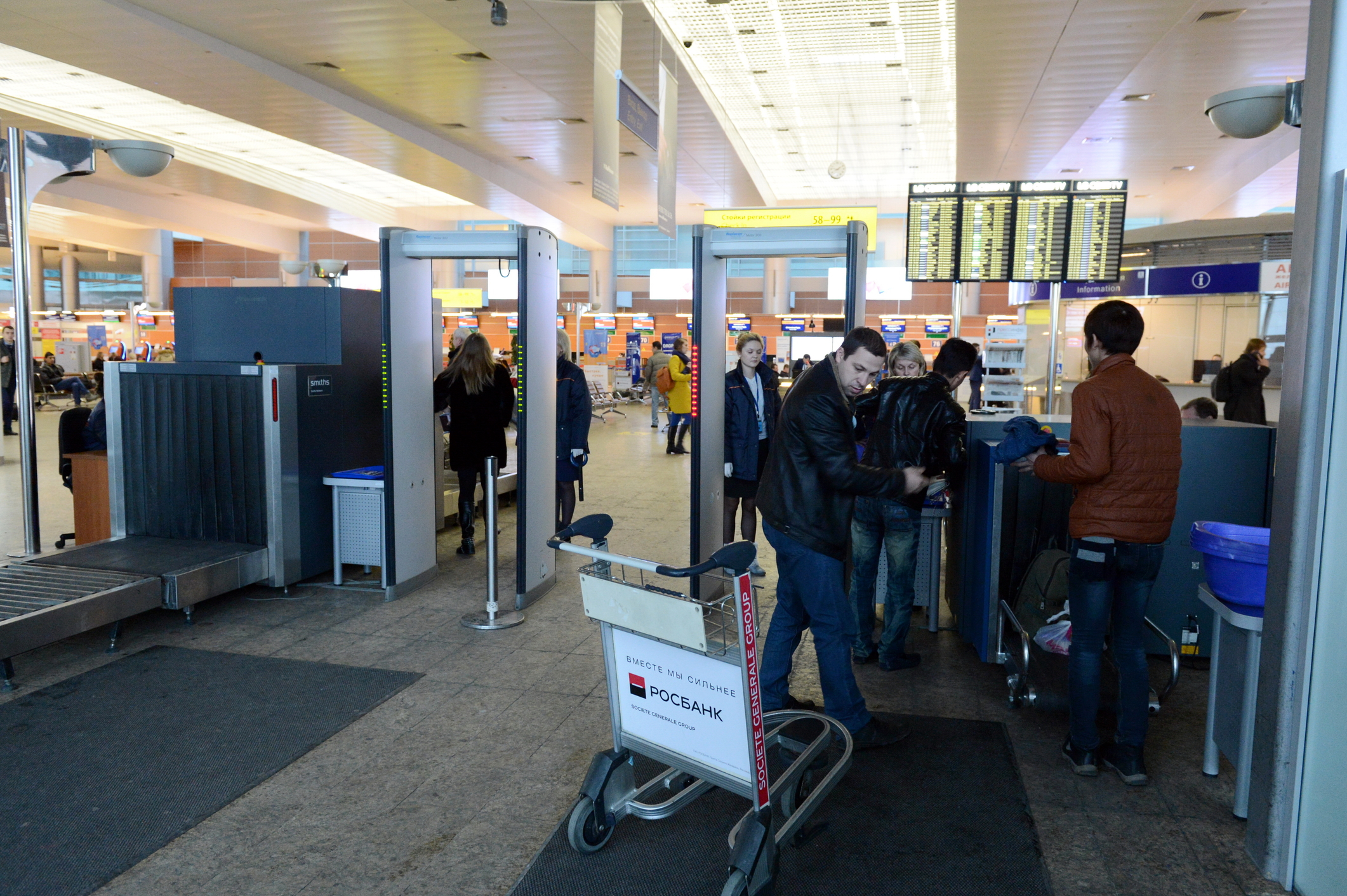 Zeci de cetățeni israelieni, reținuți și interogați pe aeroportul Domodedovo din Moscova