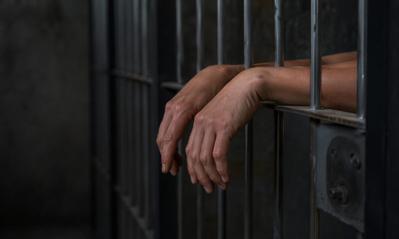 Un judecător i-a dat unui criminal despăgubiri de aproape 300.000 de dolari după ce s-a declarat femeie