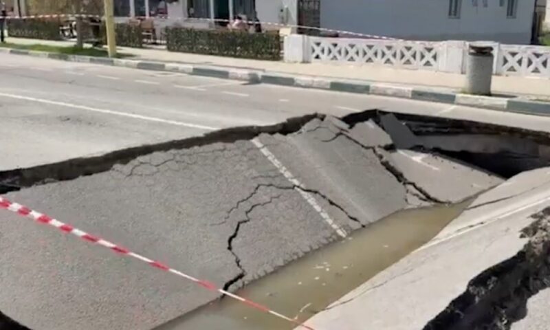 Un drum s-a surpat în România, după ce un pod vechi, de aproape un secol, a cedat