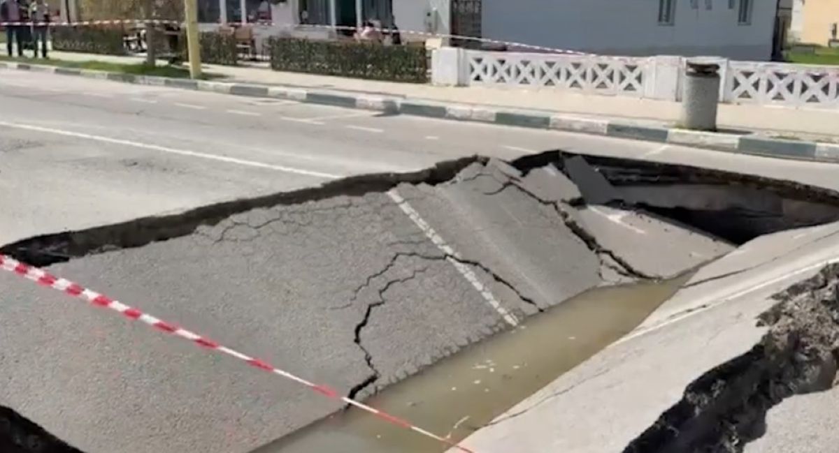 Un drum s-a surpat în România, după ce un pod vechi, de aproape un secol, a cedat