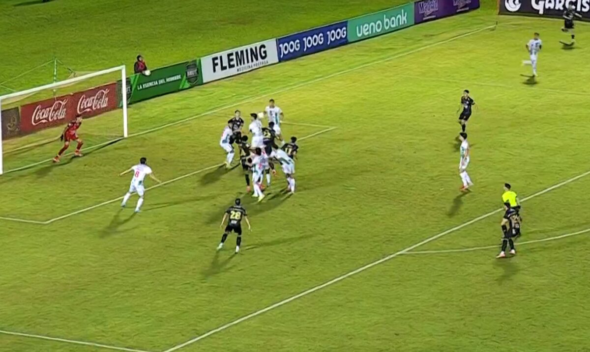 Gol neobișnuit într-un meci din prima ligă paraguayană. Cu ce parte a corpului a marcat un fotbalist, după ce a ratat un penalty