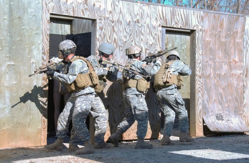 Trupele speciale americane desfășoară o misiune de salvare în Iran, după doborârea a două aeronave militare. Un pilot a fost recuperat