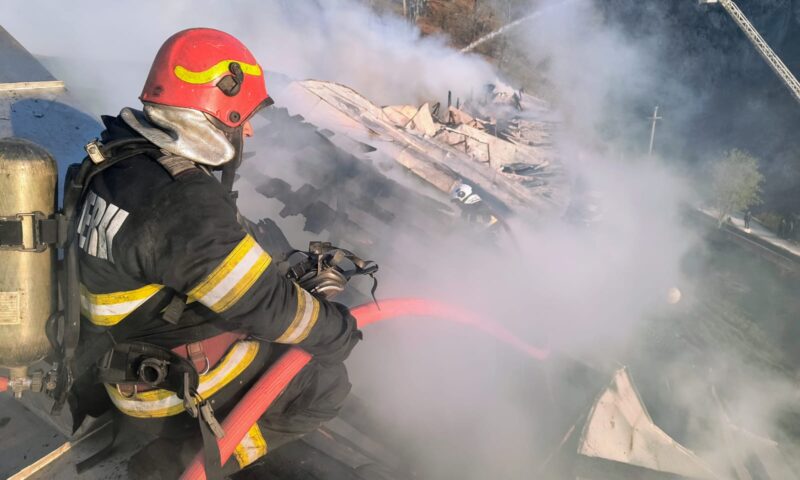 Incendiu violent în Colentina. Restaurant și magazine afectate, locatari evacuați