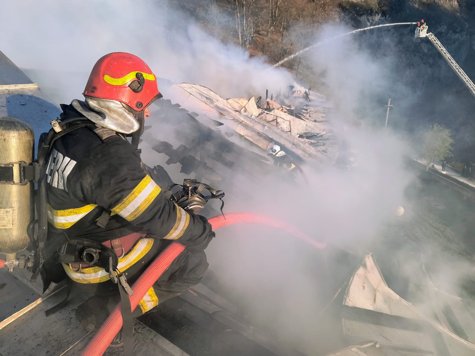 Incendiu violent în Colentina. Restaurant și magazine afectate, locatari evacuați