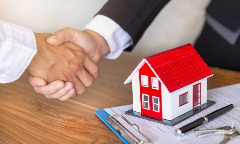Piața imobiliară dă semne de încetinire. Românii cumpără mai greu și negociază mai mult