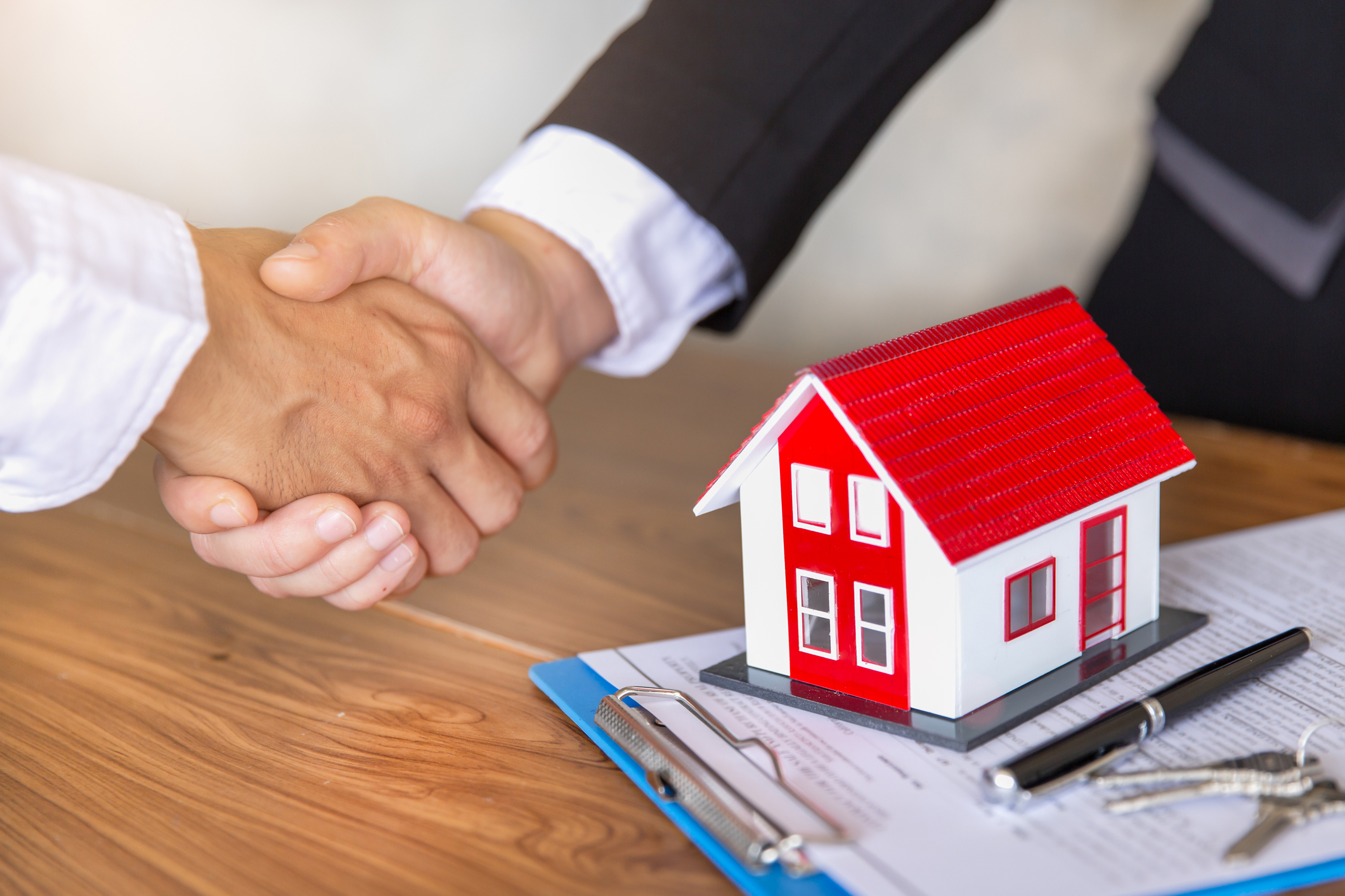 Piața imobiliară dă semne de încetinire. Românii cumpără mai greu și negociază mai mult