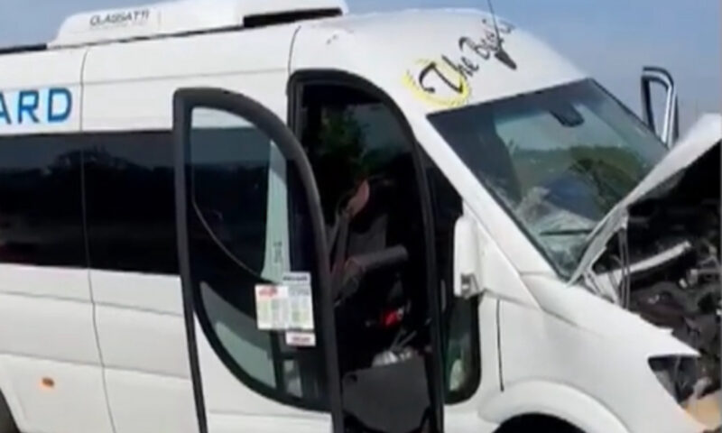 Microbuz școlar, implicat într-un accident pe DJ 184. 13 persoane au fost rănite