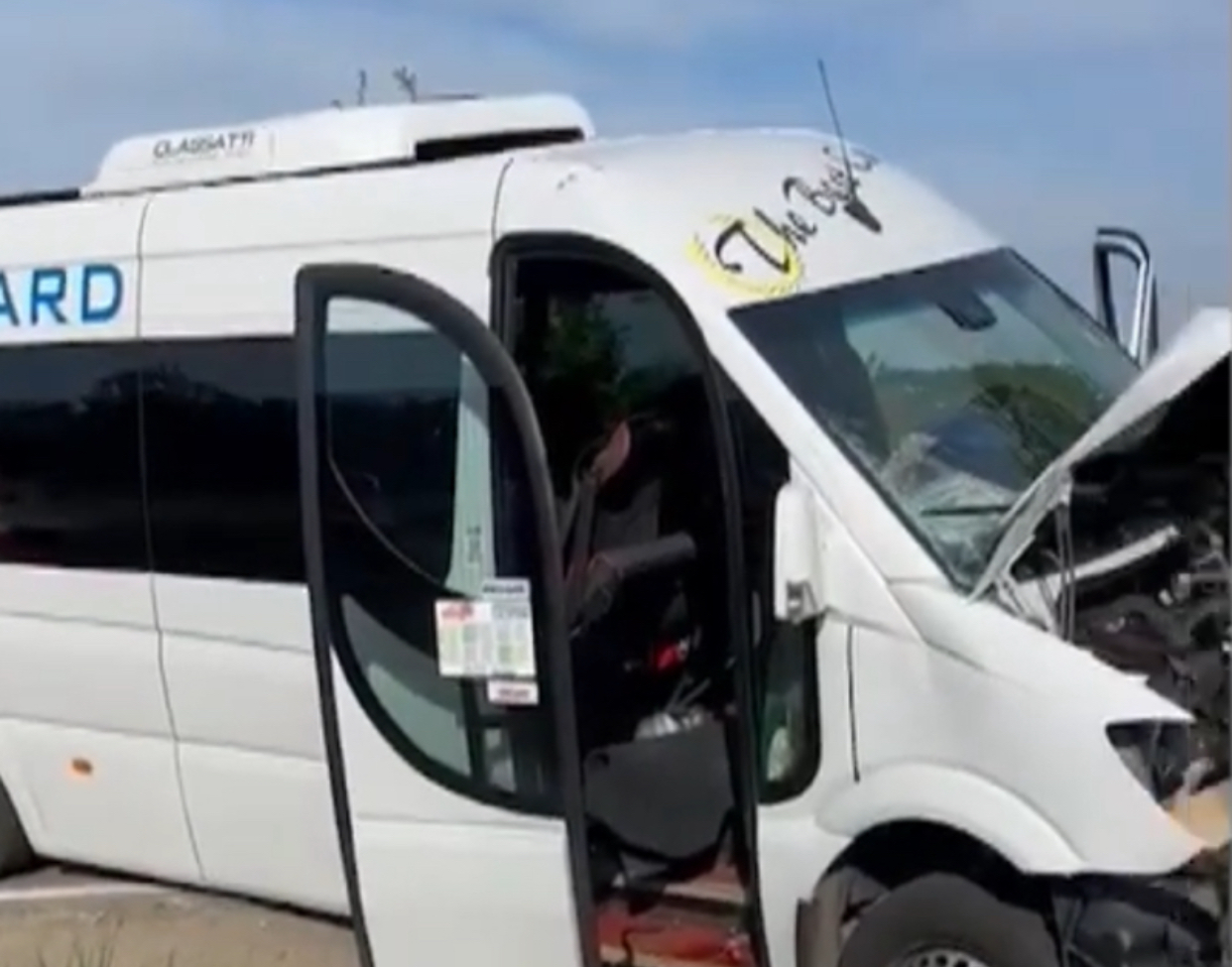 Microbuz școlar, implicat într-un accident pe DJ 184. 13 persoane au fost rănite