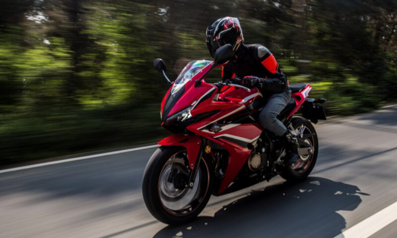 Ce înseamnă când un motociclist își atinge casca în trafic. Puțini șoferi cunosc explicația din spatele acestui gest