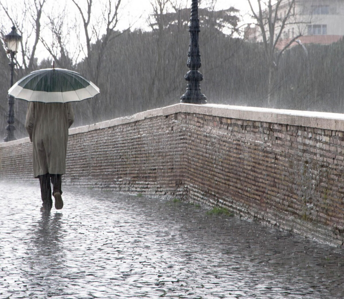 Prognoza meteo, 2 aprilie. Vreme închisă, ploi în aproape toată țara și ninsori la munte