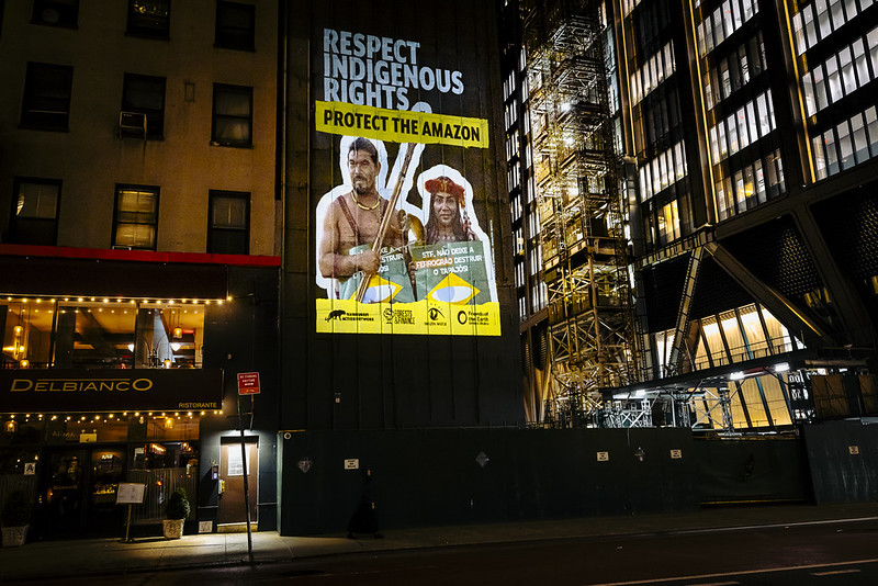 Protest vizual uriaș pe zgârie-norii din New York: Wall Street, somat să salveze Amazonul de Ziua Pământului