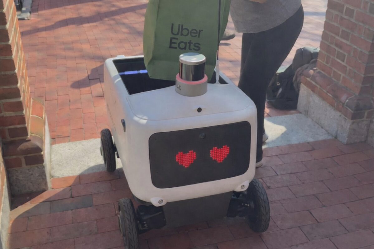 Roboții Uber Eats aduc tensiuni pe străzile din Philadelphia. Locuitorii reacționează agresiv