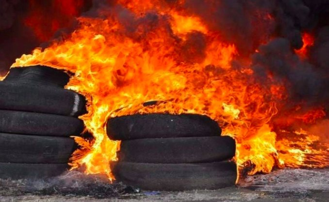 Rugul cu anvelope te arde la buzunar. Amenzi de până la 40.000 de lei pentru tradiția toxică de Paște