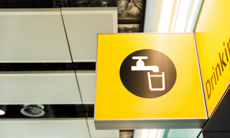 Apă potabilă gratuită pentru pasagerii de pe aeroporturile Otopeni și Băneasa