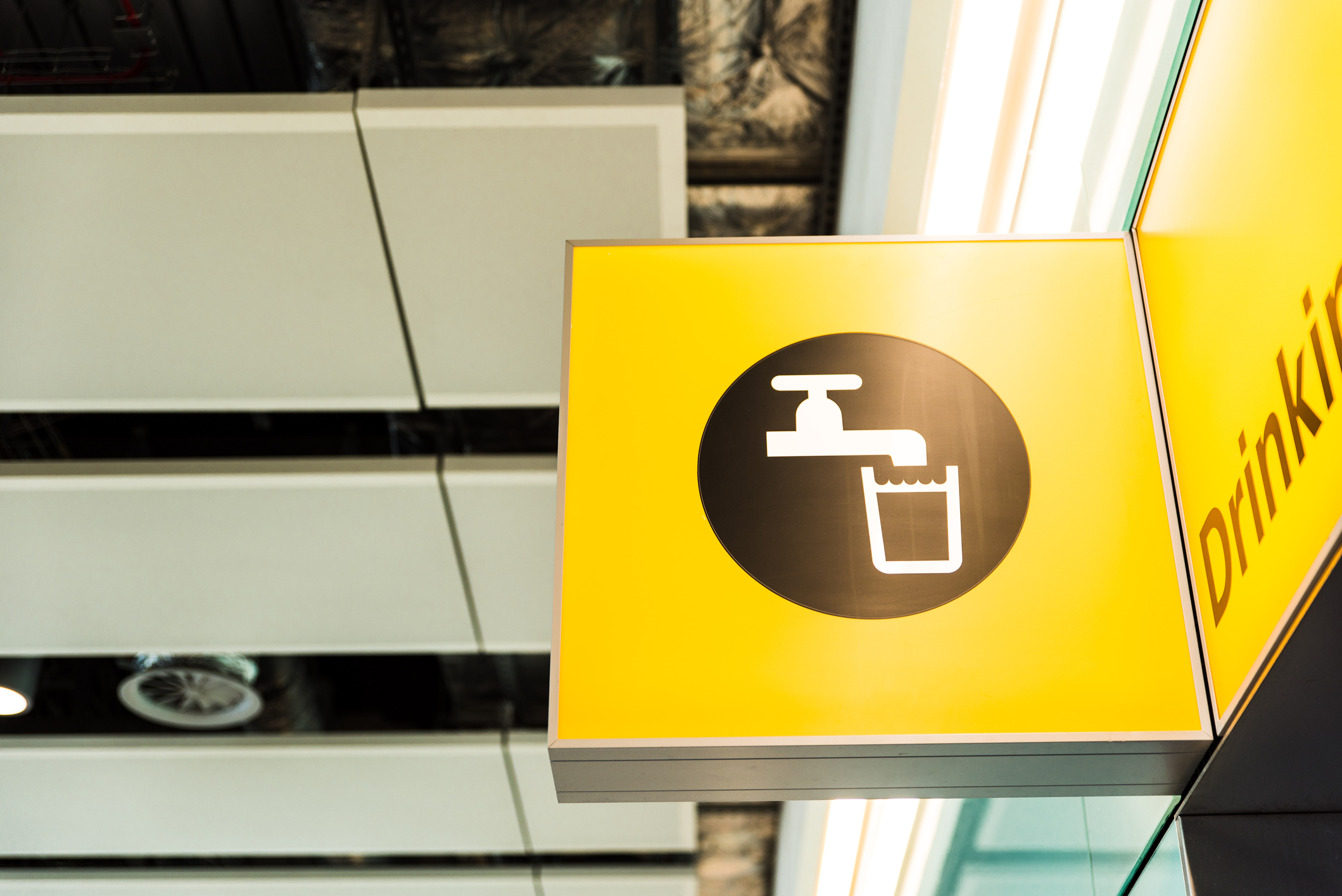 Apă potabilă gratuită pentru pasagerii de pe aeroporturile Otopeni și Băneasa