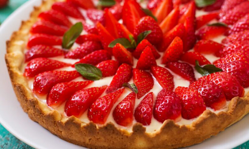 Tartă cu căpșuni și cremă de vanilie. Desertul care aduce vara în farfurie