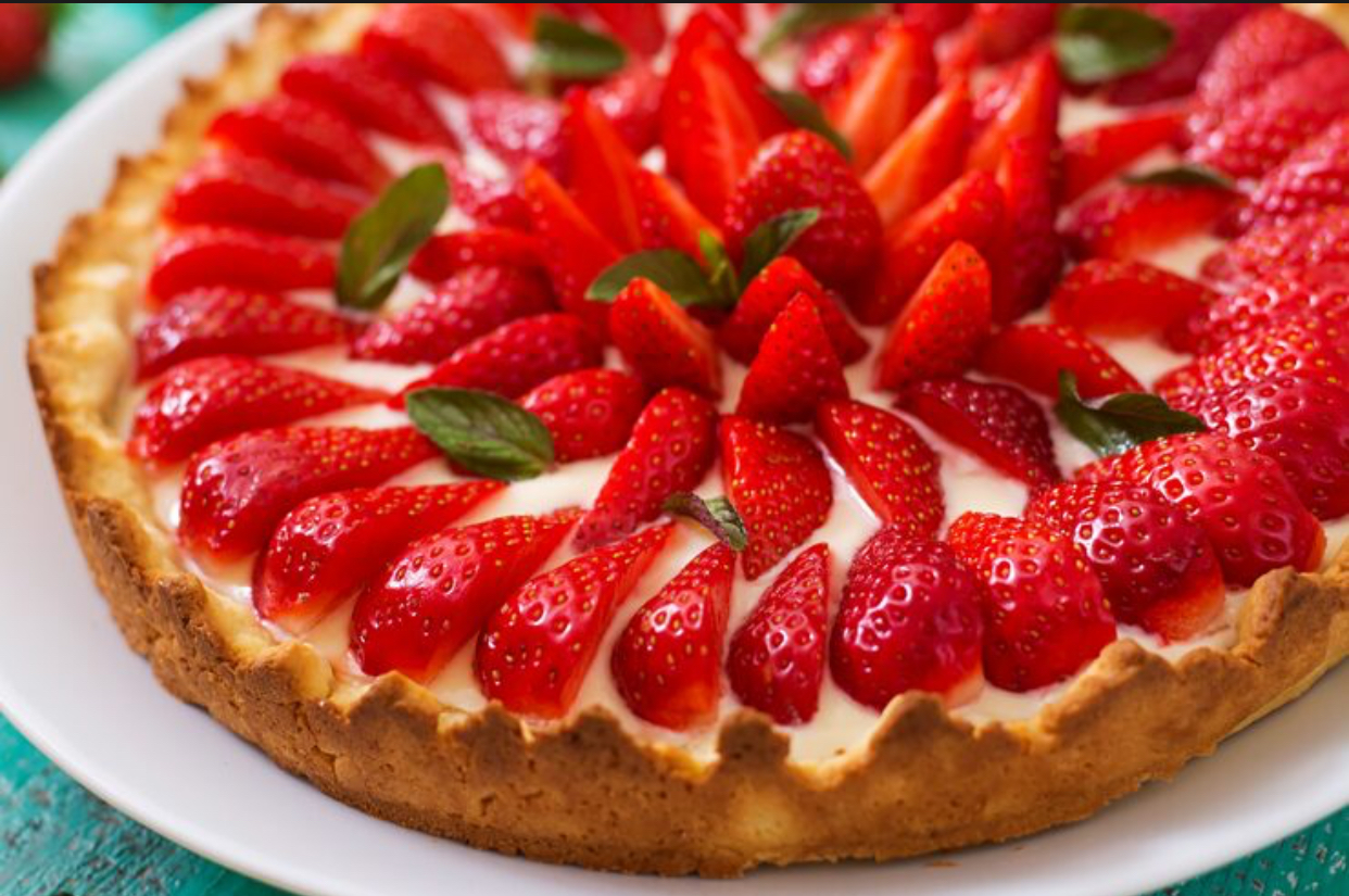 Tartă cu căpșuni și cremă de vanilie. Desertul care aduce vara în farfurie