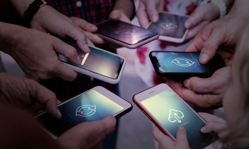 Schimbare majoră pentru elevii din Polonia. Guvernul a aprobat interzicerea telefoanelor
