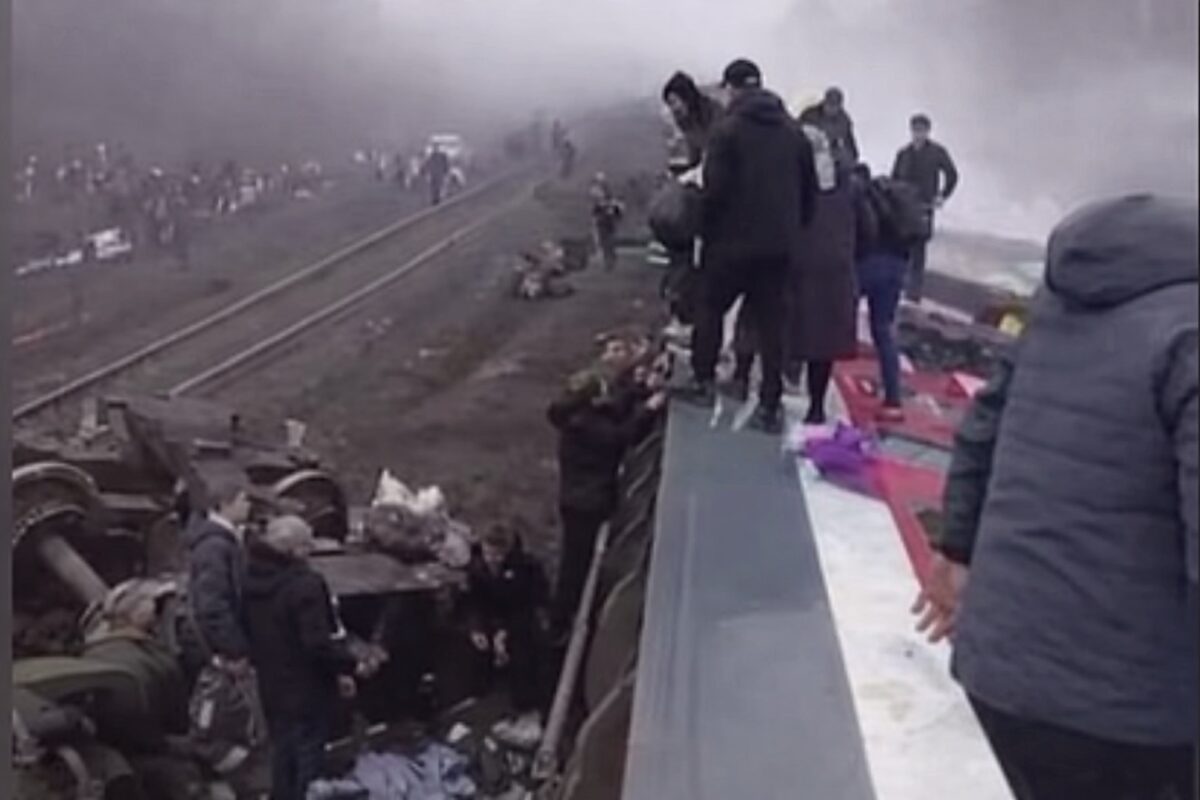 Tren de pasageri, deraiat în Rusia. Zeci de oameni răniți